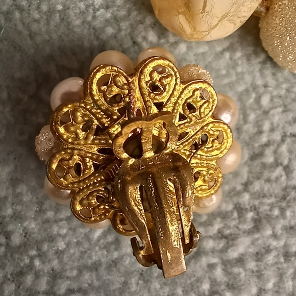 🌹Vintage Made in Japan Triple Strand Statement Necklace and Clip-on Earrings - Picture 9 of 10